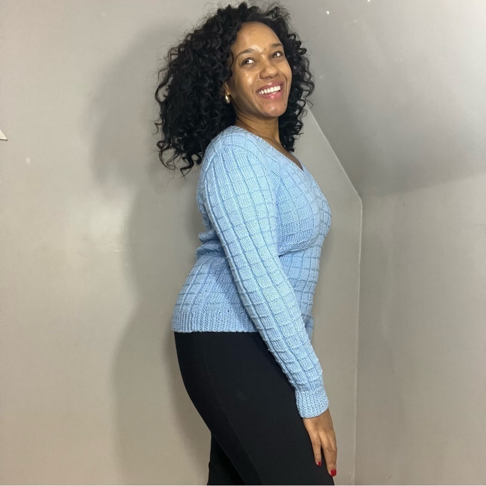 Vintage baby blue v-neck hand knit sweater textured stretchy acrylic top retro - Picture 3 of 13